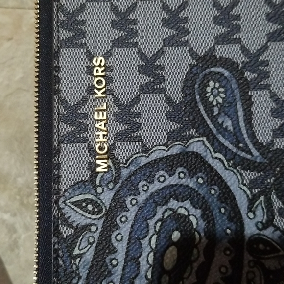 Michael kors wristlet. - Picture 2 of 8